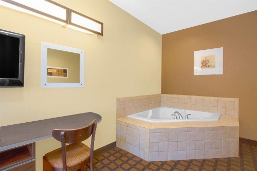 Microtel Inn & Suites By Wyndham Harrisonburg image 4